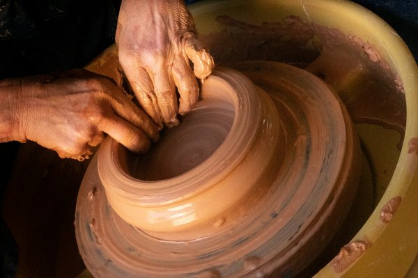 Où apprendre les techniques de la poterie traditionnelle en Grèce?